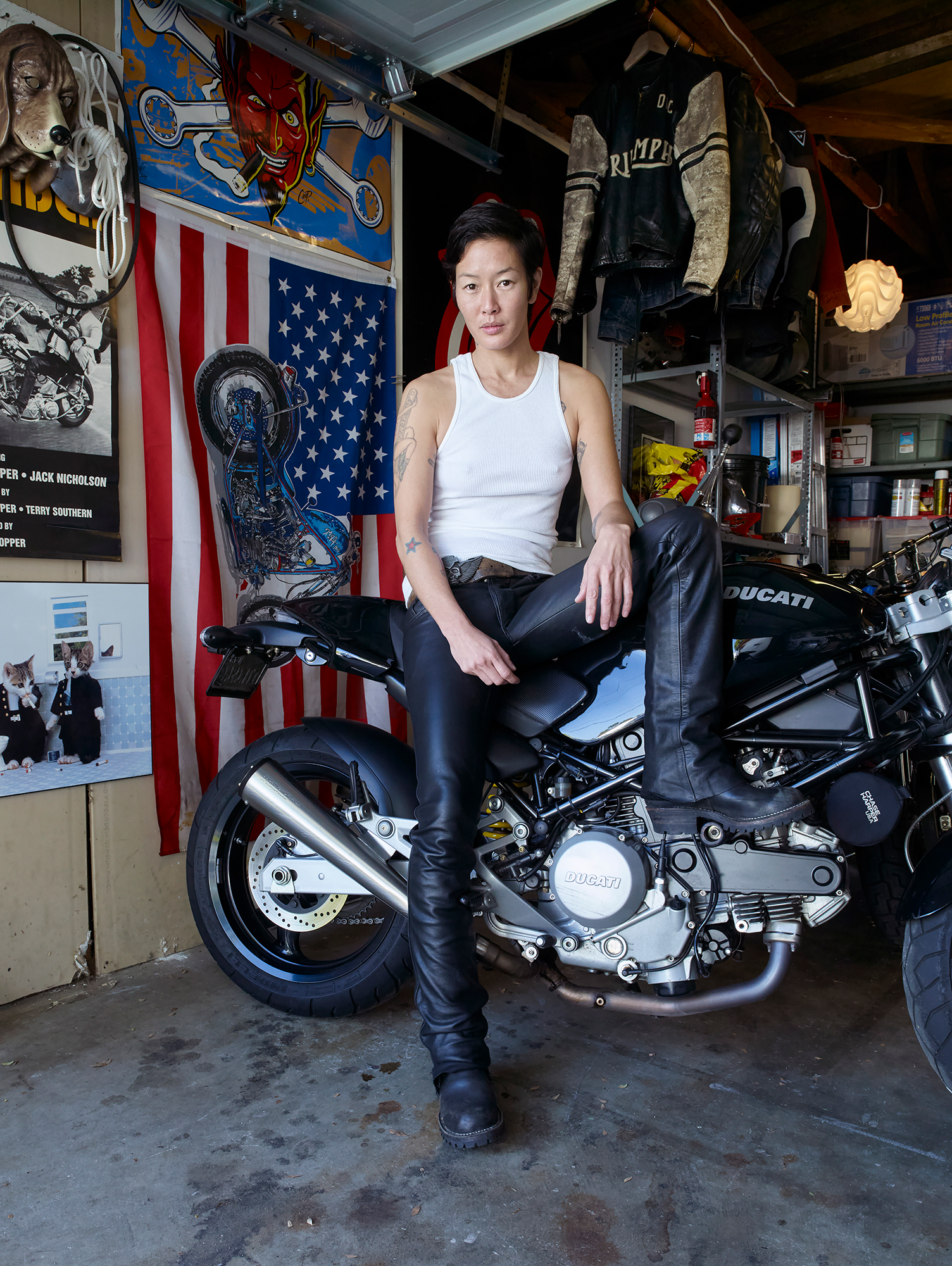 התמונה עשויה להכיל את Jenny Shimizu מכנסי ביגוד מכונה מנוע חיבר אדם למבוגרים אופנוע ותחבורה