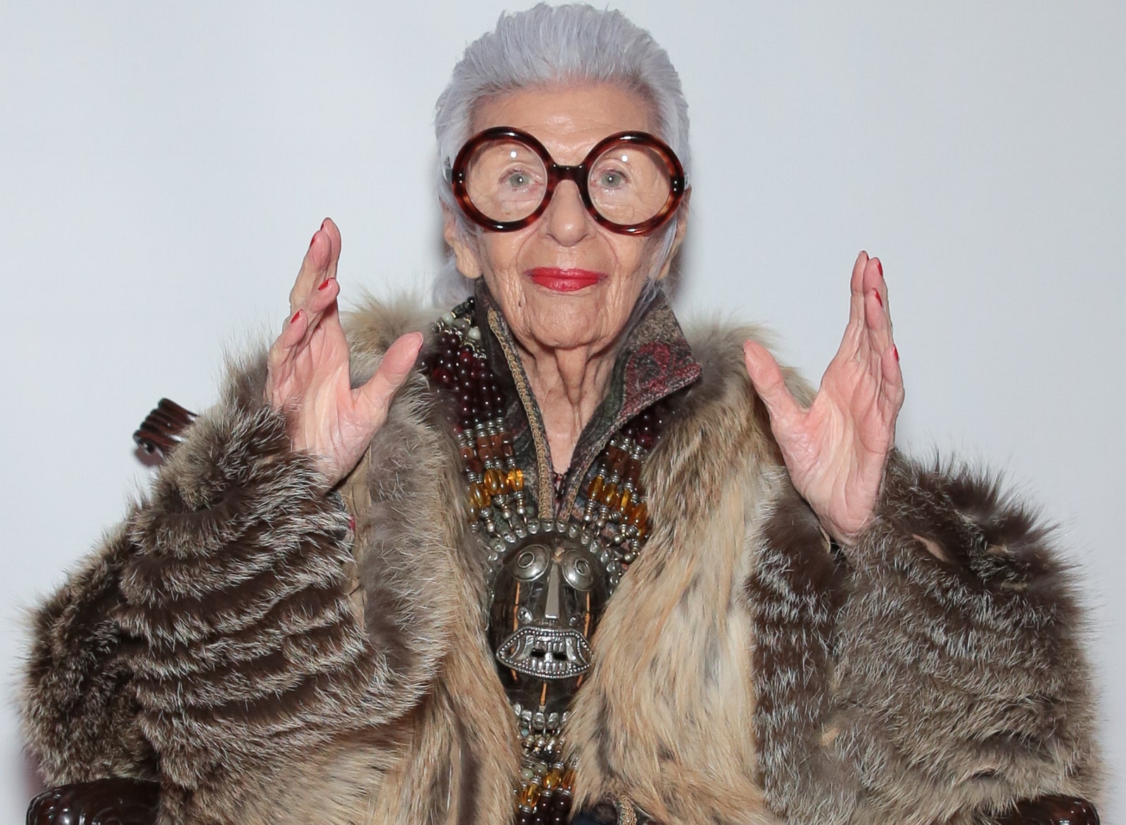 התמונה עשויה להכיל Iris Apfel אביזרים לאדם מבוגר משקפיים חלק גוף אצבע יד פנים ראש וצילום