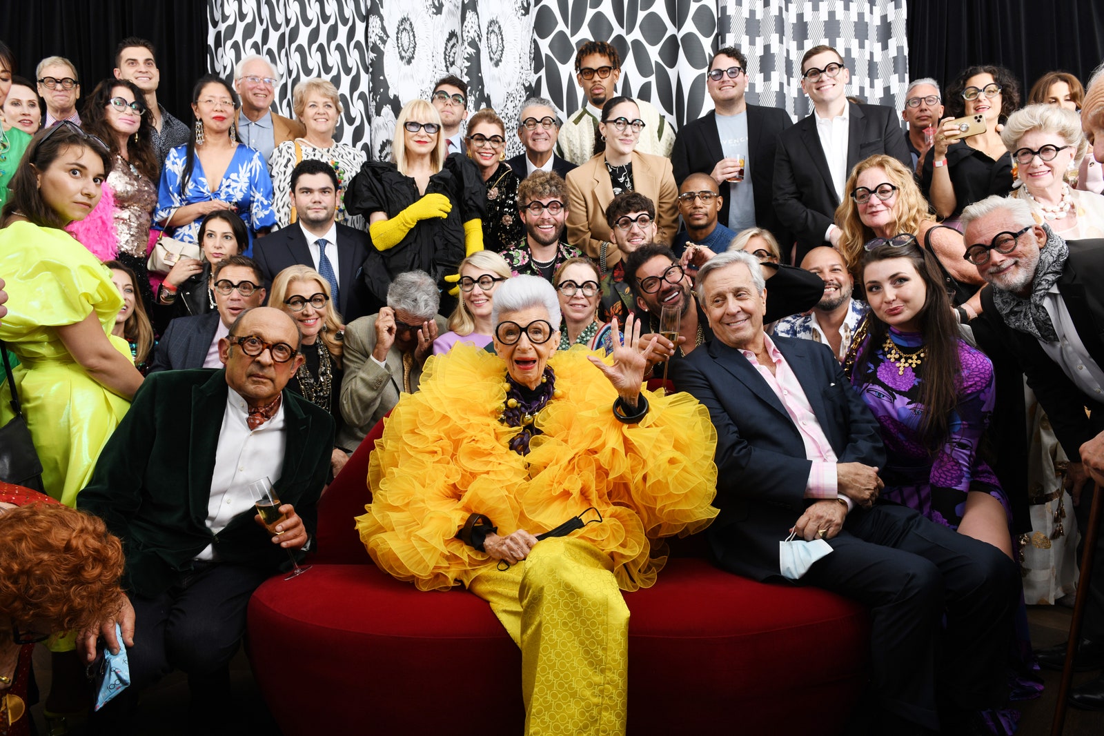 התמונה עשויה להכיל Iris Apfel אדם מבוגר אביזרים משקפיים ביגוד כפפה לבישה רשמית עניבה חתונה ותיק