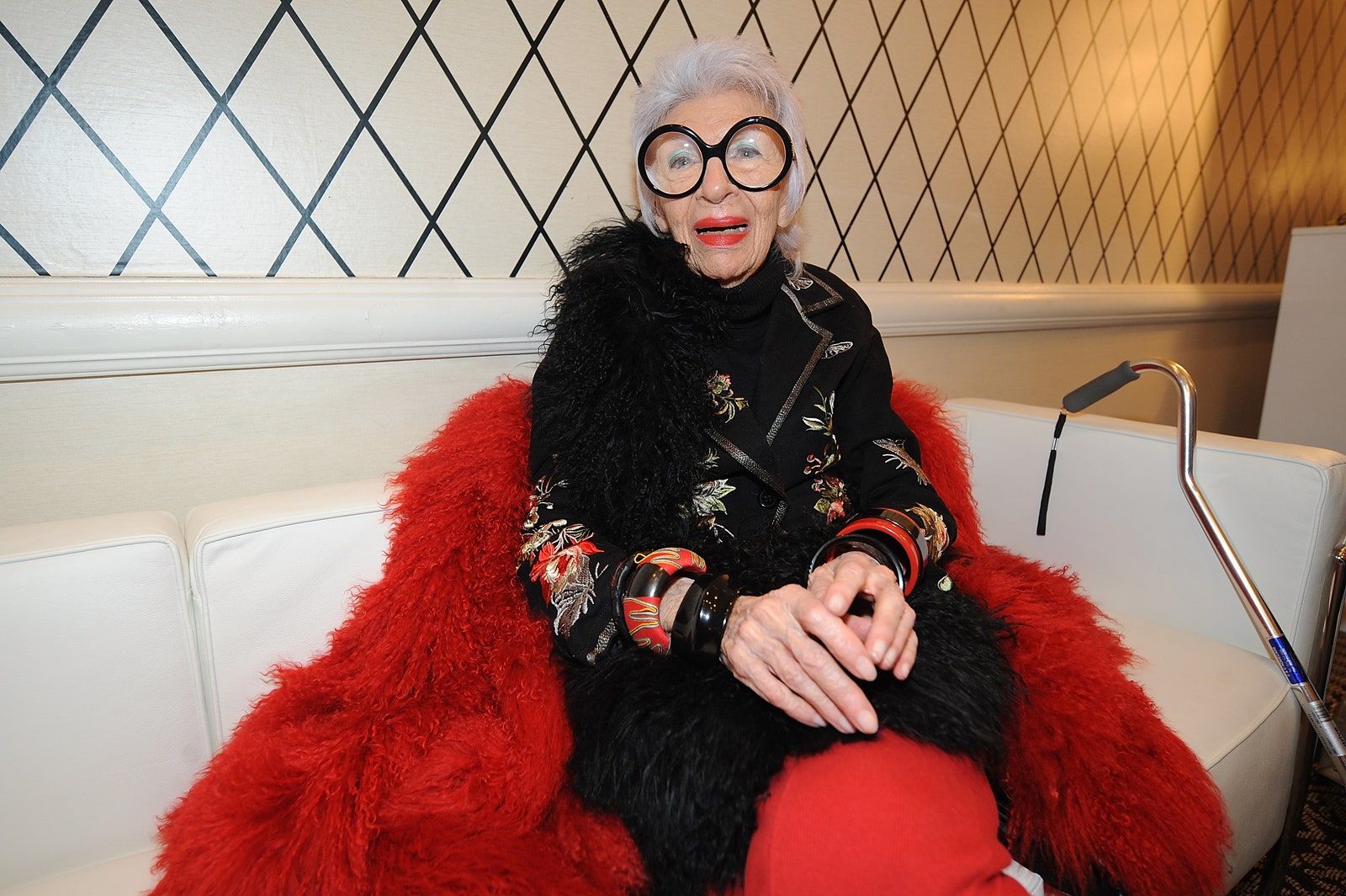 התמונה עשויה להכיל Iris Apfel אביזרי אדם למבוגרים משקפיים ורחצה