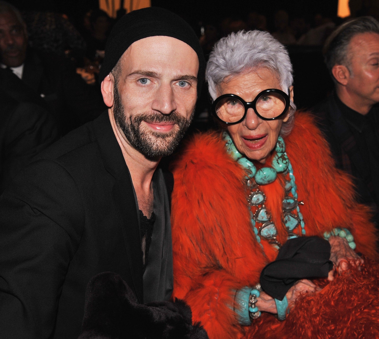 התמונה עשויה להכיל Iris Apfel Arnold W. Donald ביגוד מעיל אביזרי משקפיים פנים ראש אדם וצילום