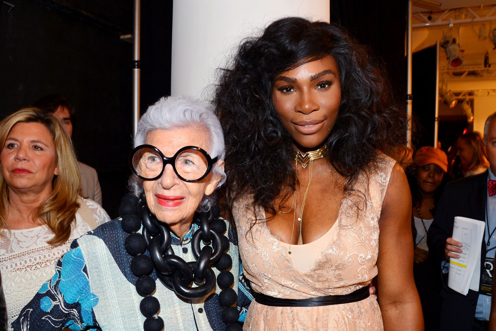 התמונה עשויה להכיל Iris Apfel סרינה וויליאמס אביזרים משקפיים צילום פנים ראש אדם פורטרט ומבוגרים