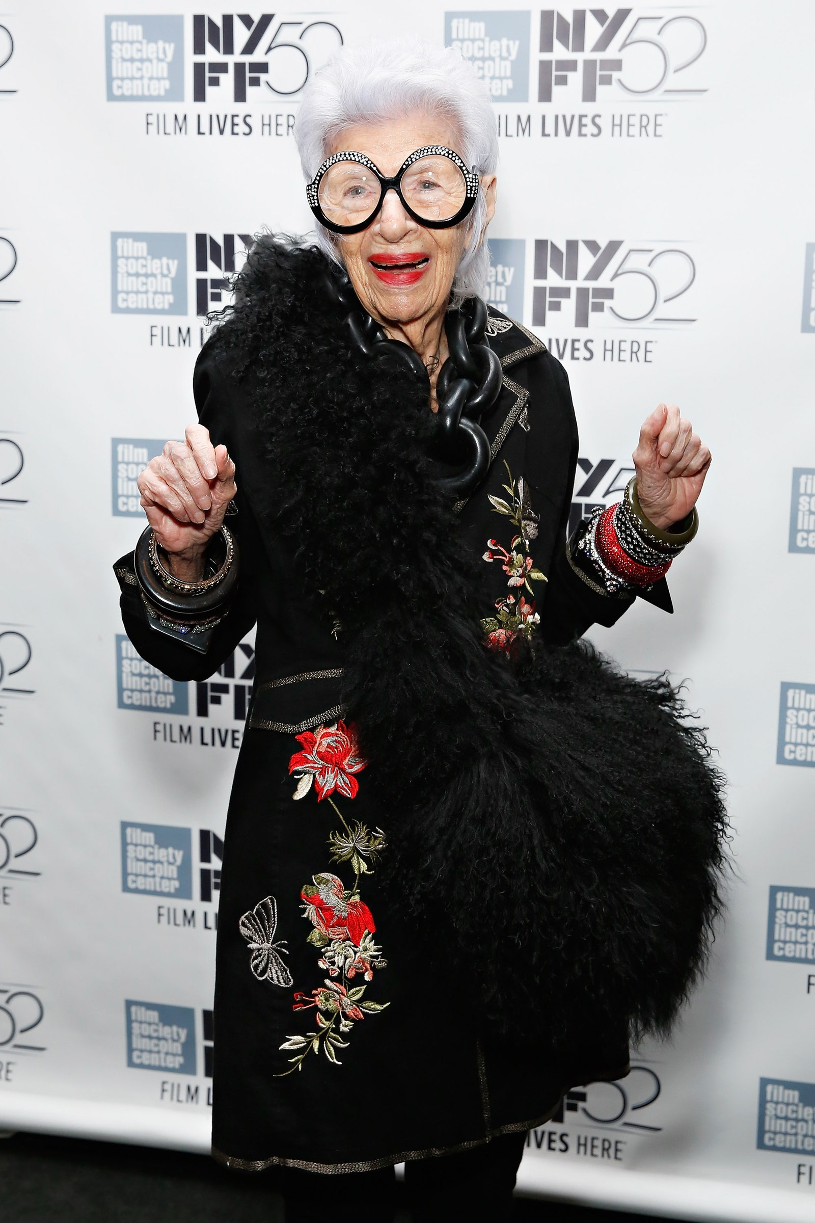 התמונה עשויה להכיל Iris Apfel אביזרים לאדם מבוגר משקפיים חלק גוף אצבע יד אופנה פנים וראש