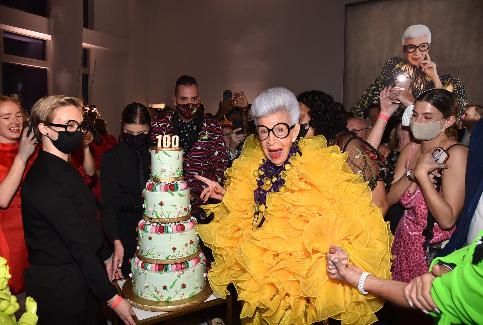 התמונה עשויה להכיל Iris Apfel Iris Apfel אנשים אדם כיף אביזרים למסיבה משקפיים צמיד תכשיטים ומבוגרים