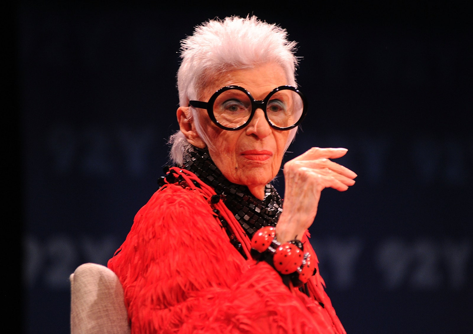 התמונה עשויה להכיל Iris Apfel אנשים אביזרים לאדם משקפיים פנים למבוגרים צילום ראש דיוקן וחלק גוף