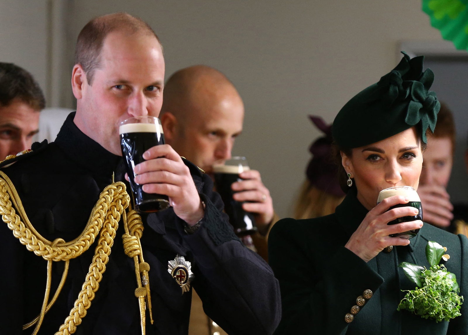התמונה עשויה להכיל את גביע הנסיך וויליאם דוכס קיימברידג' אדם מבוגר משקה אלכוהול ביגוד כובע ושתייה