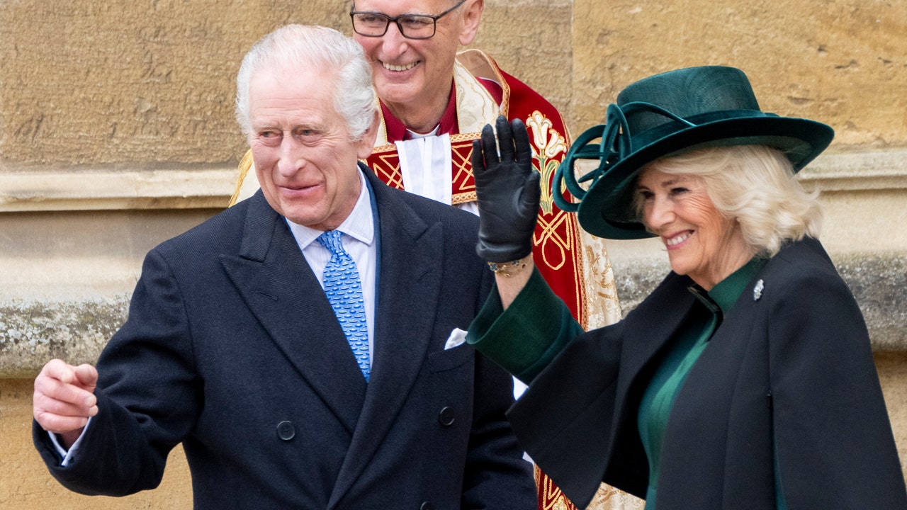 המלך צ'ארלס השלישי והמלכה קמילה משתתפים בשירותי כנסיית הפסחא בין הדרגות המלכותיות הרזות
