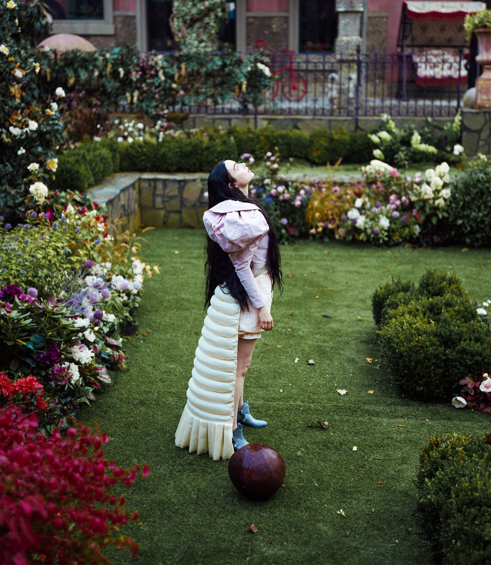 התמונה עשויה להכיל דשא צמח גן טבע בחוץ בחצר חצר בגדי שמלת אדם כדור והנעלה