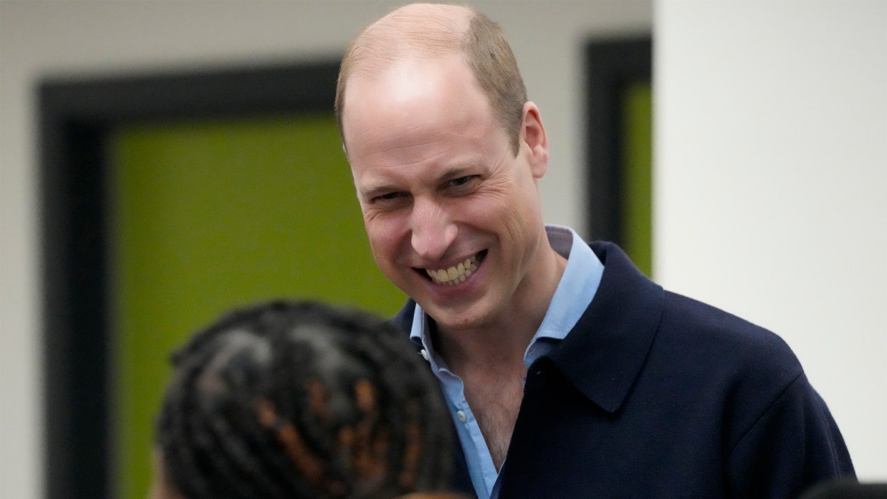 הנסיך וויליאם צוחק עם ילדים בפתיחת מרכז הנוער