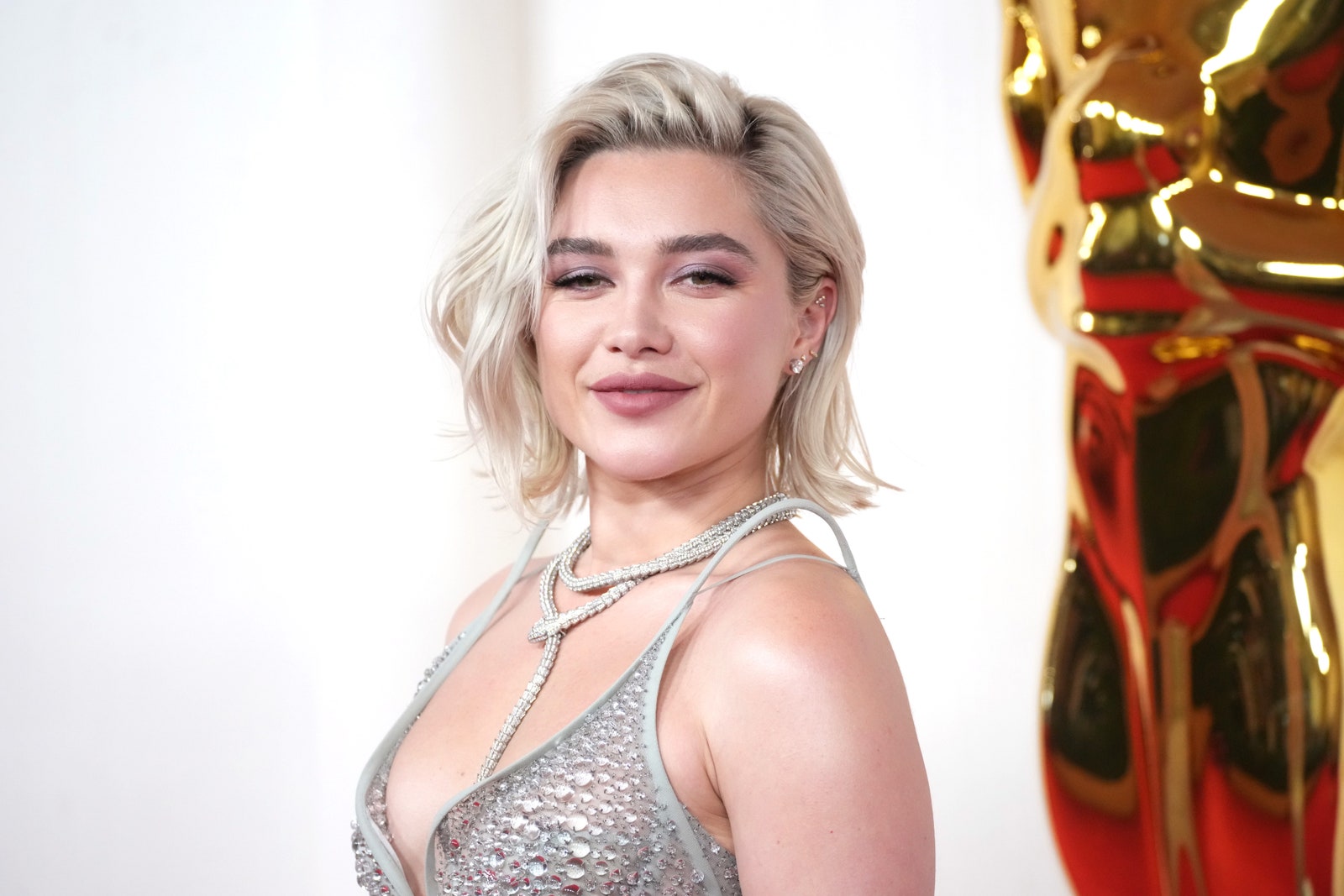 התמונה עשויה להכיל Florence Pugh Blonde Hair Person מבוגר פנים שמח ראש וחיוך