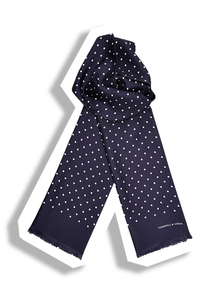 התמונה עשויה להכיל: בגדים, צעיף, מעיל, אביזרים, לבוש רשמי ועניבה