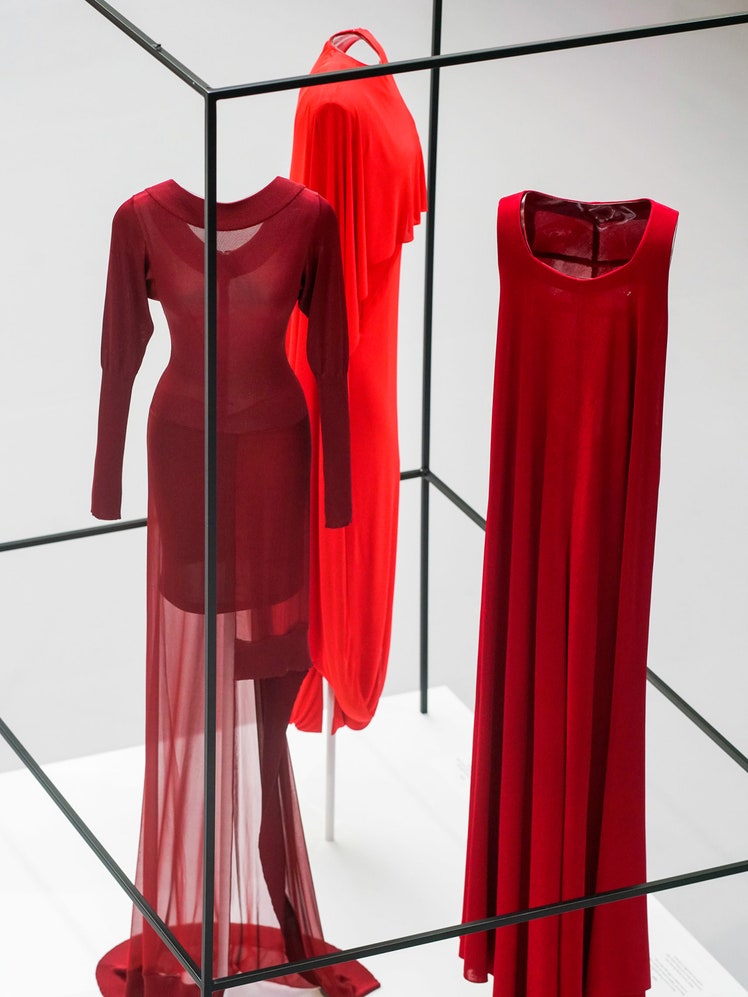 התמונה עשויה להכיל: בגדים, שמלה, בוטיק, חנות, מבוגר, אדם, שרוול ארוך, שרוול, שמלת ערב ולבוש רשמי