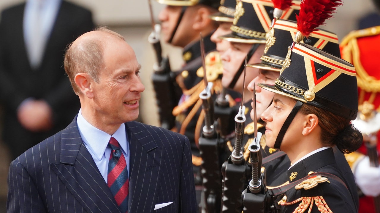 הנסיך אדוארד וסופי עומדים בתפקיד המלך צ'ארלס במהלך חילופי המשמר ההיסטוריים