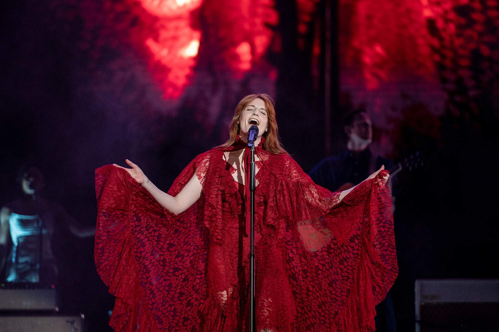 התמונה עשויה להכיל את Florence Welch Performer Person ביצוע סולו פעילויות פנאי מוסיקה וכלי נגינה