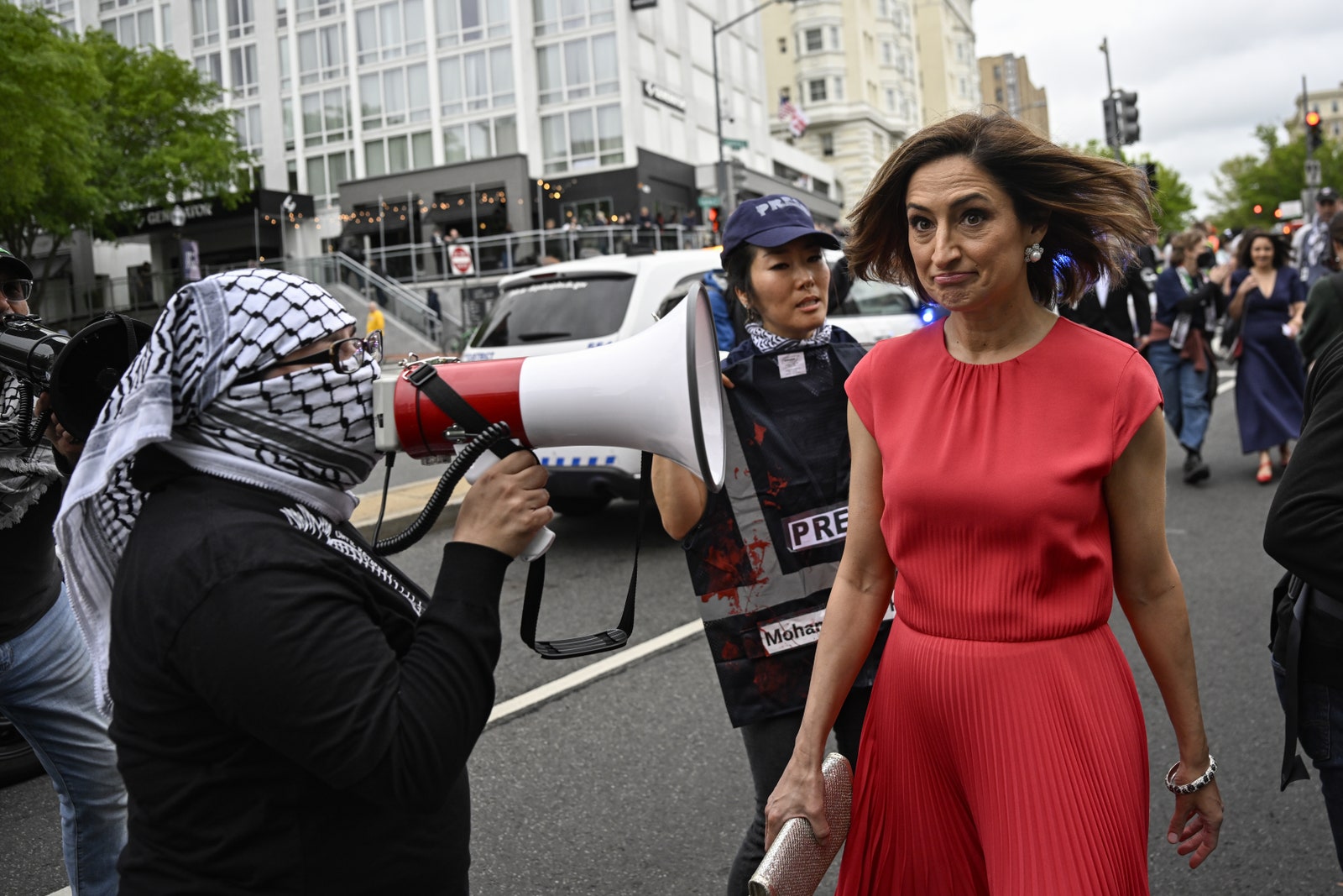 התמונה עשויה להכיל אדם מבוגר ביגוד כובע פנים כועס ראש קסדת אנשים אביזרים צמיד ותכשיטים