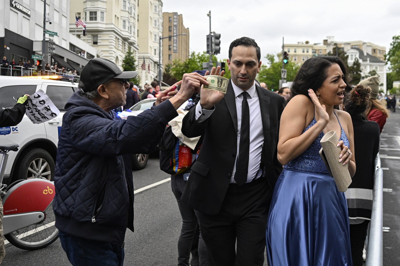 התמונה עשויה להכיל אביזרי לבוש כפפות לבוש רשמי עניבה כובע אדם מבוגר אור רמזור ורכב
