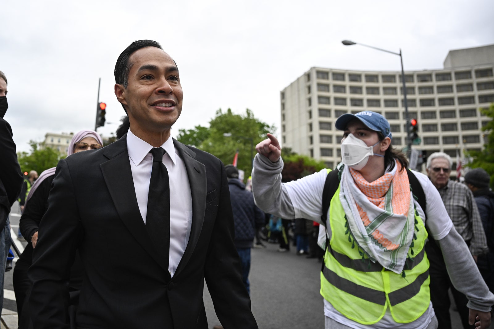 התמונה עשויה להכיל את ג'וליאן קסטרו בלייזר מעיל מעיל חליפת לבוש רשמי אנשים אדם עיר הליכה ומבוגרים