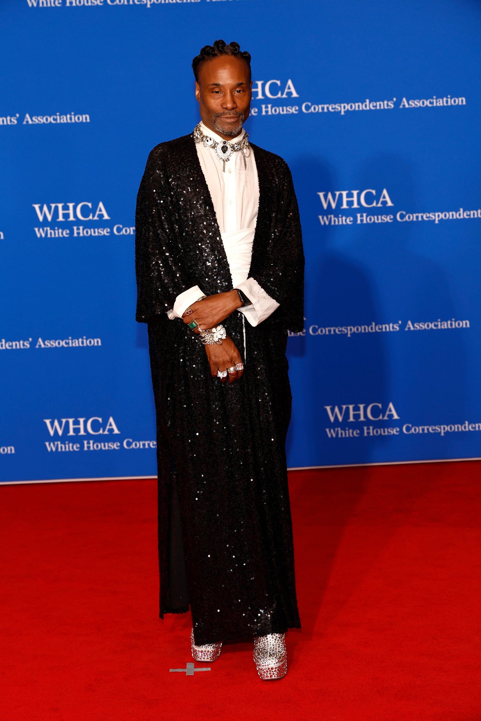 התמונה עשויה להכיל בילי פורטר אופנה אדם מבוגר עומד אביזרי שעוני יד תכשיטים שרשרת ובכורה