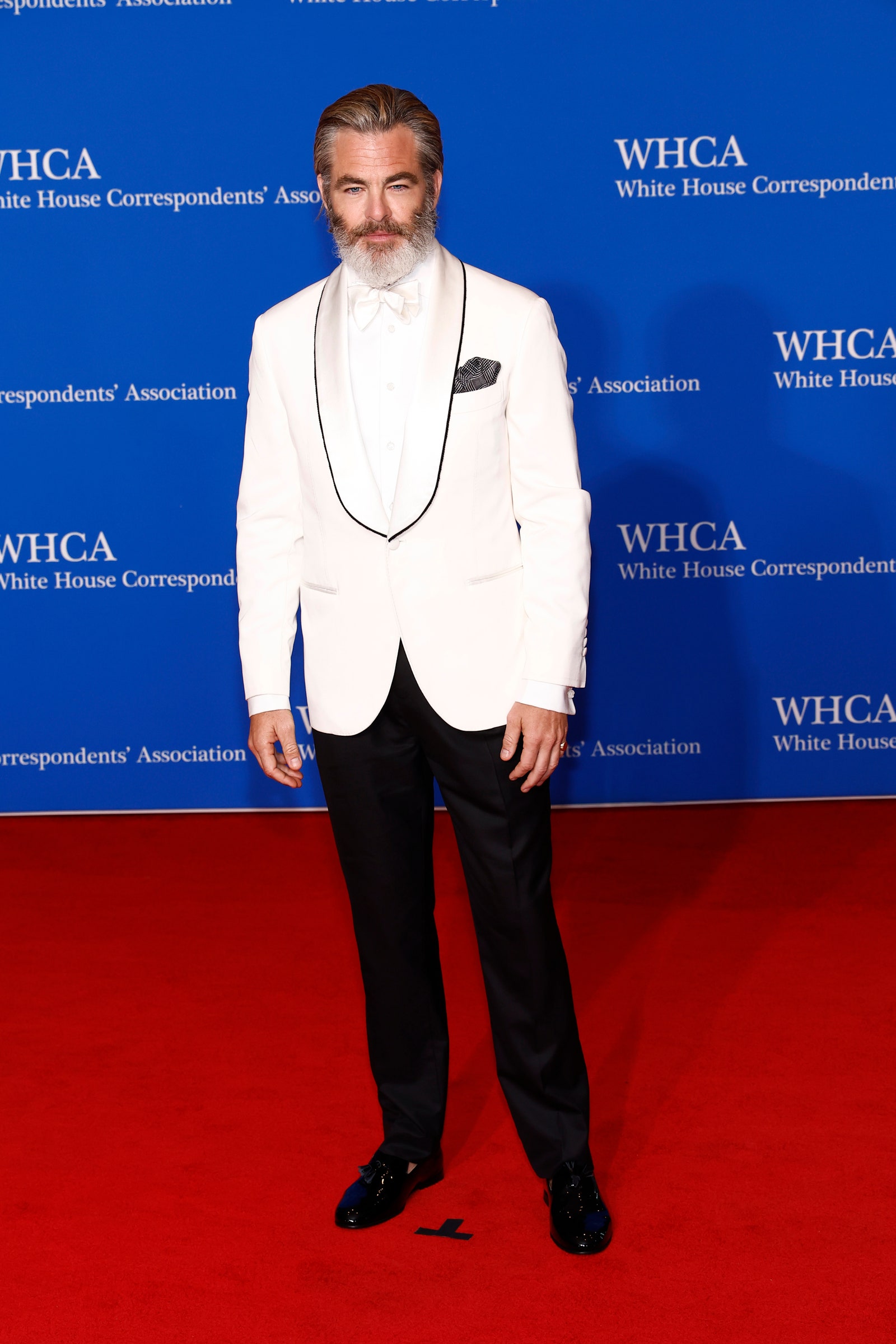 התמונה עשויה להכיל כריס פיין ביגוד חליפת לבוש רשמי אופנה אדם מבוגר עומד הנעלה נעל ואביזרים