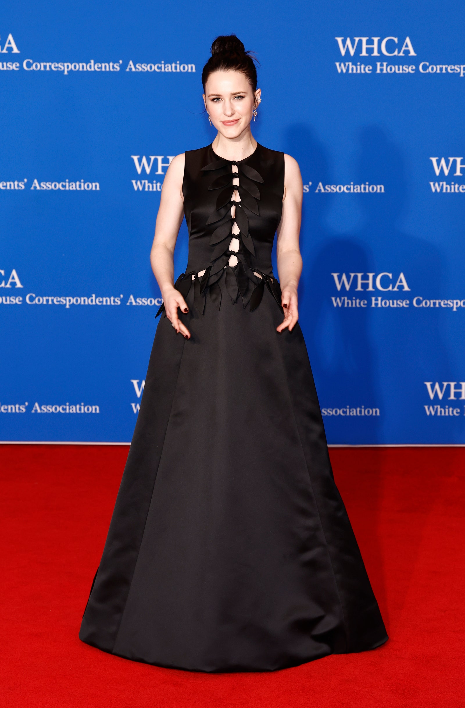 התמונה עשויה להכיל את Rachel Brosnahan בגדי אופנה שמלה ללבוש רשמי אדם וחלוק למבוגרים