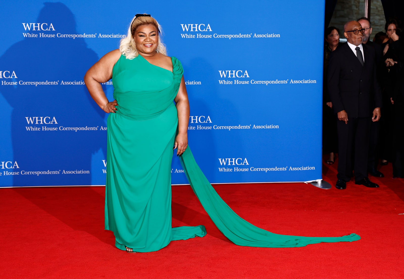 התמונה עשויה להכיל אופנה אביזרים לאדם מבוגר ללבוש רשמי עניבה ביגוד הנעלה נעלי בכורה ומשקפיים