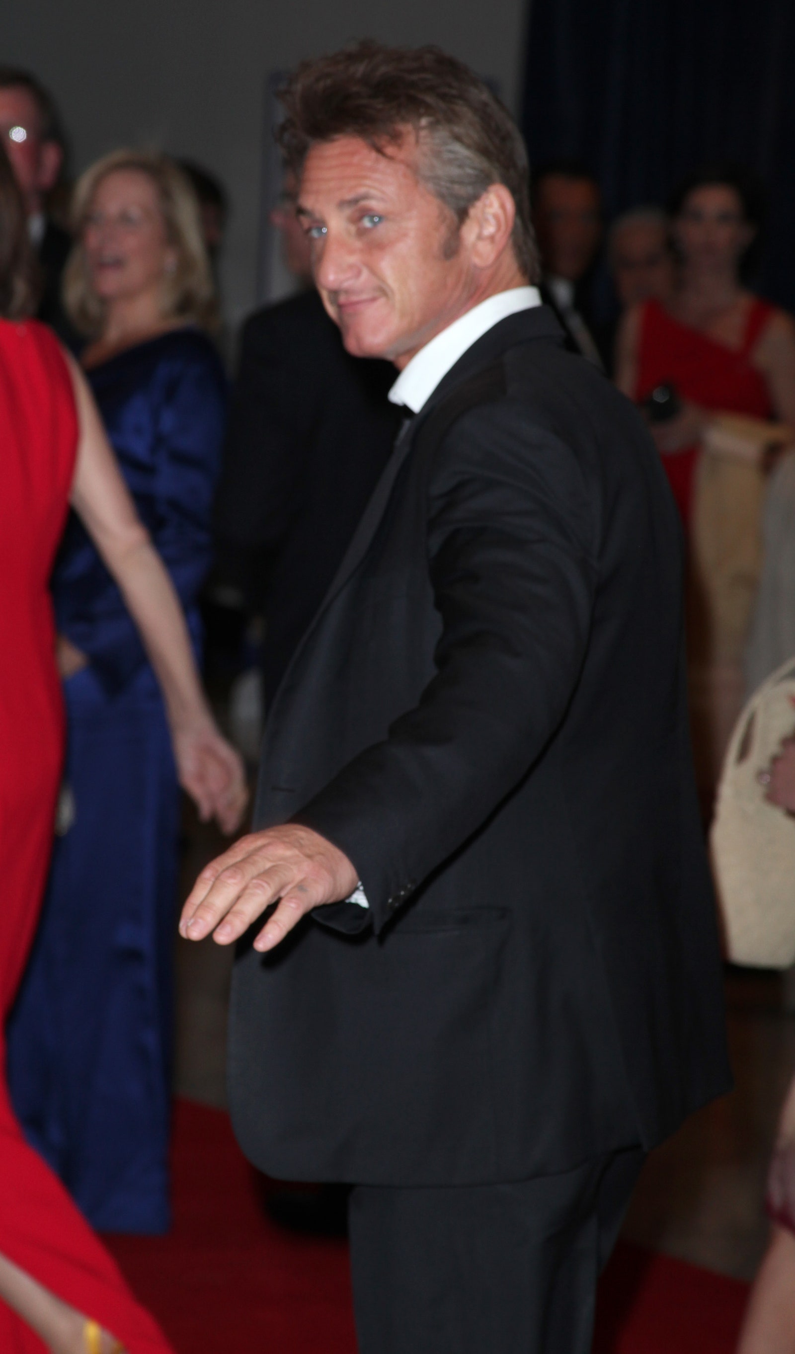 התמונה עשויה להכיל את Sean Penn Fashion Premiere בגדי אדם למבוגרים חליפת לבוש רשמי חליפת חתונה ושטיח אדום
