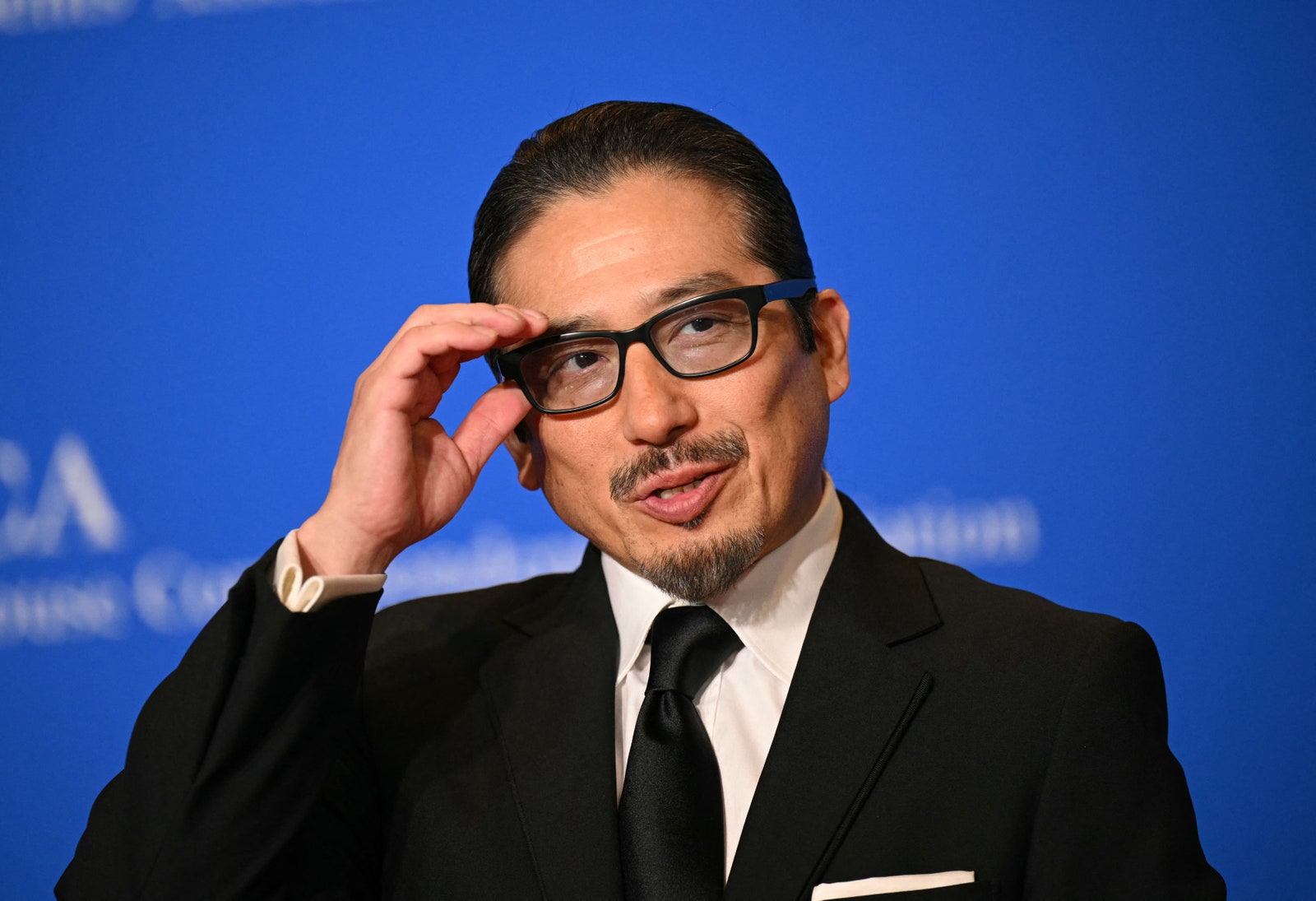 התמונה עשויה להכיל אביזרי Hiroyuki Sanada לבישה רשמית עניבה משקפיים חליפת ביגוד אדם מבוגר ראש ופנים