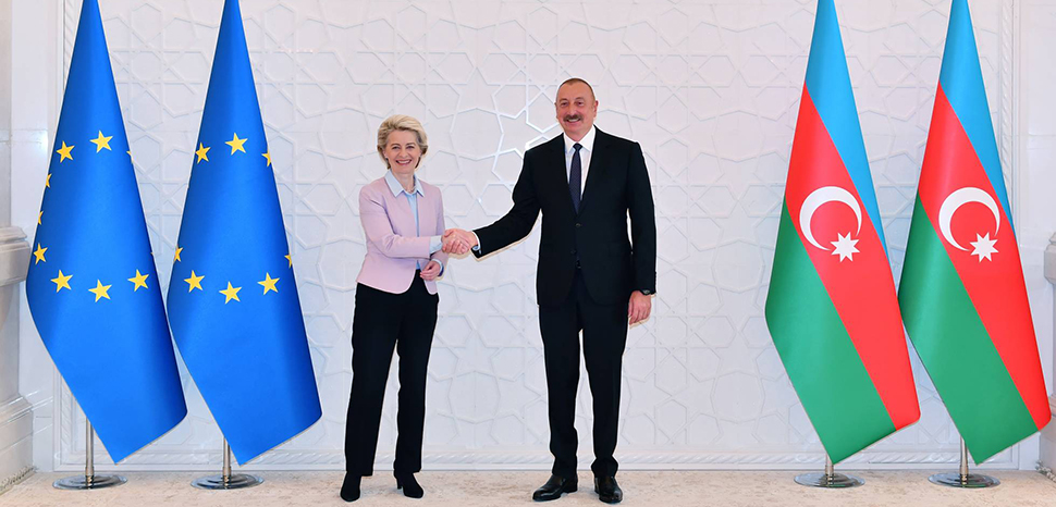 cc Ilham Aliyev, President of European Commission held expanded meeting, modified, https://en.m.wikipedia.org/wiki/File:Ilham_Aliyev,_President_of_European_Commission_held_expanded_meeting_02.jpg