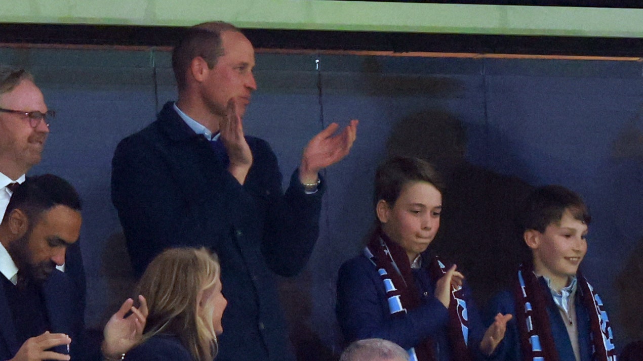 הנסיך וויליאם והנסיך ג'ורג' מבלים אחד על אחד במשחק כדורגל