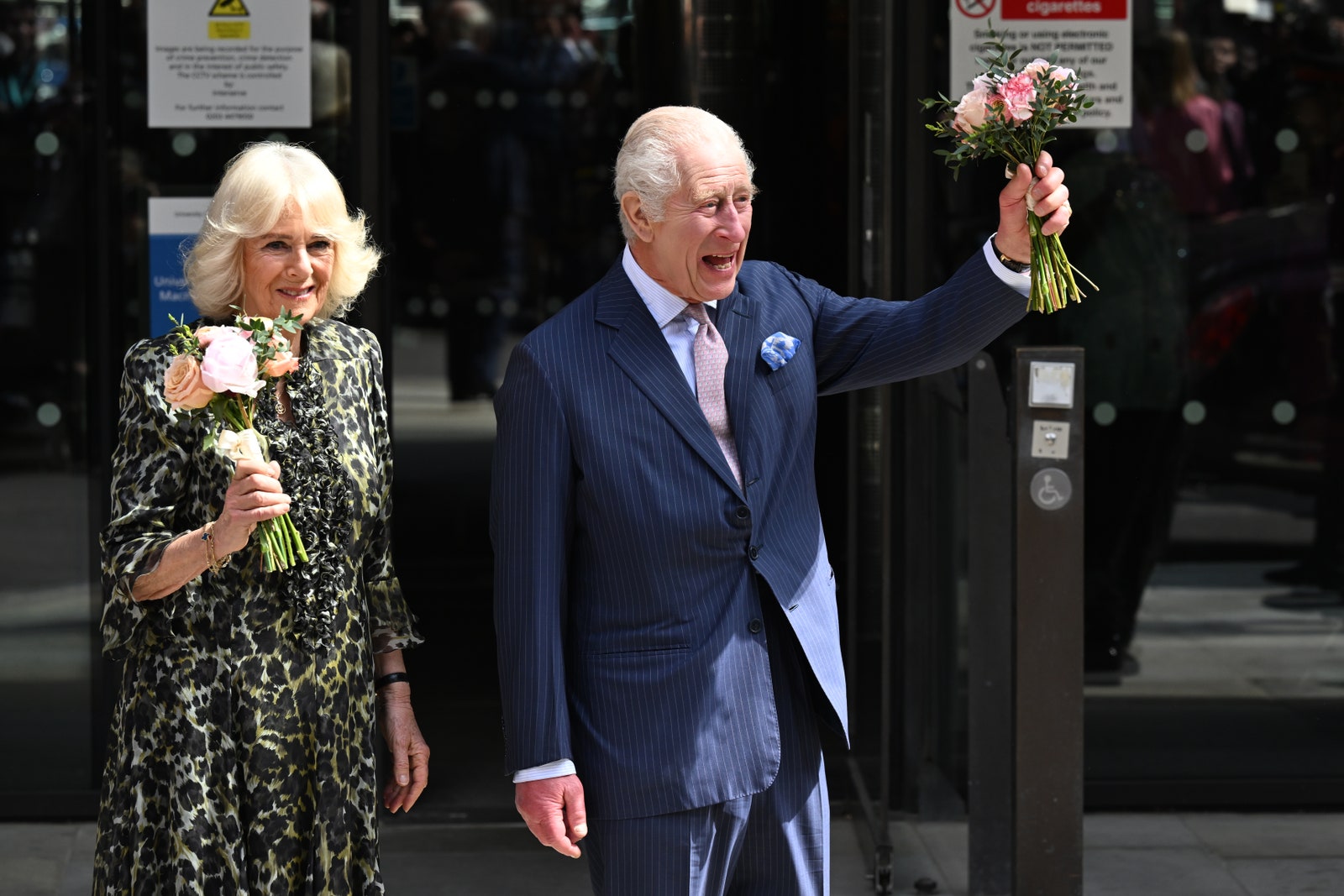 התמונה עשויה להכיל את צ'ארלס הנסיך מוויילס סידור פרחים פרחים זר פרחים צמח בגדי מעיל ומבוגרים