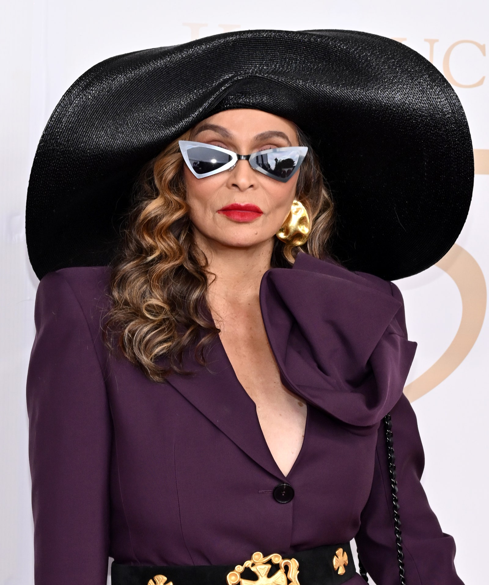 התמונה עשויה להכיל Tina Knowles כובע ביגוד אדם מבוגר צילום פנים ראש דיוקן לבוש וחליפה רשמיים