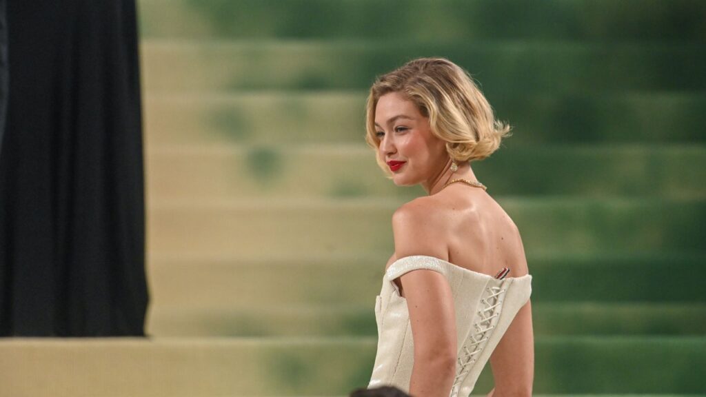 המראה המהמם של Thom Browne Met Gala 2024 של ג'יג'י חדיד, לפי המספרים