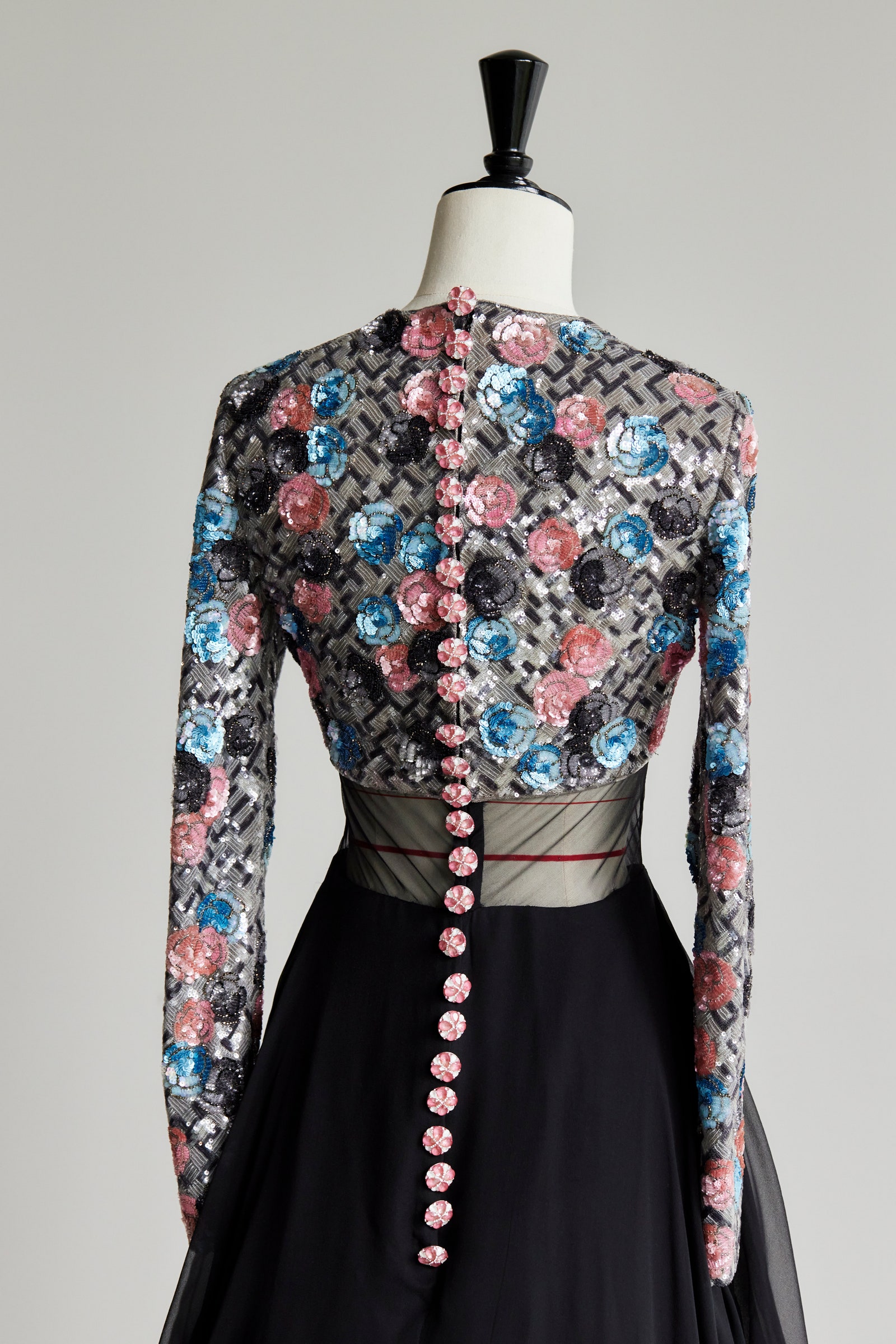 התמונה עשויה להכיל ביגוד חולצה שמלת שרוול ארוך שמלת מעיל בלייזר מעיל למבוגרים ואדם