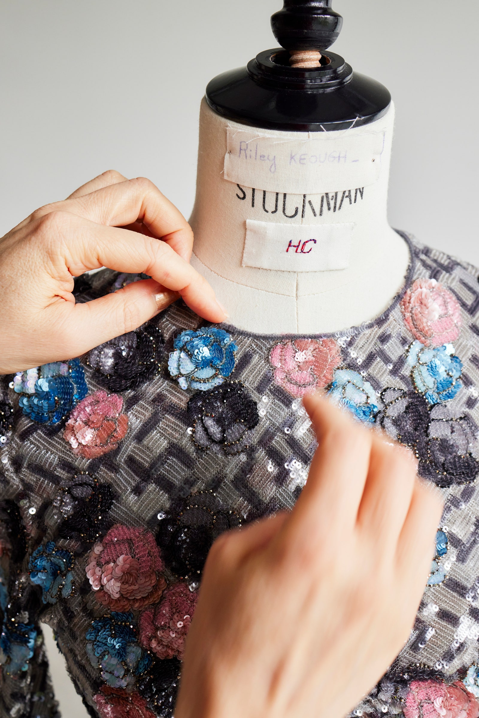 התמונה עשויה להכיל ביגוד חולצה חלק גוף אצבע יד אדם אביזרים ולבוש רשמי