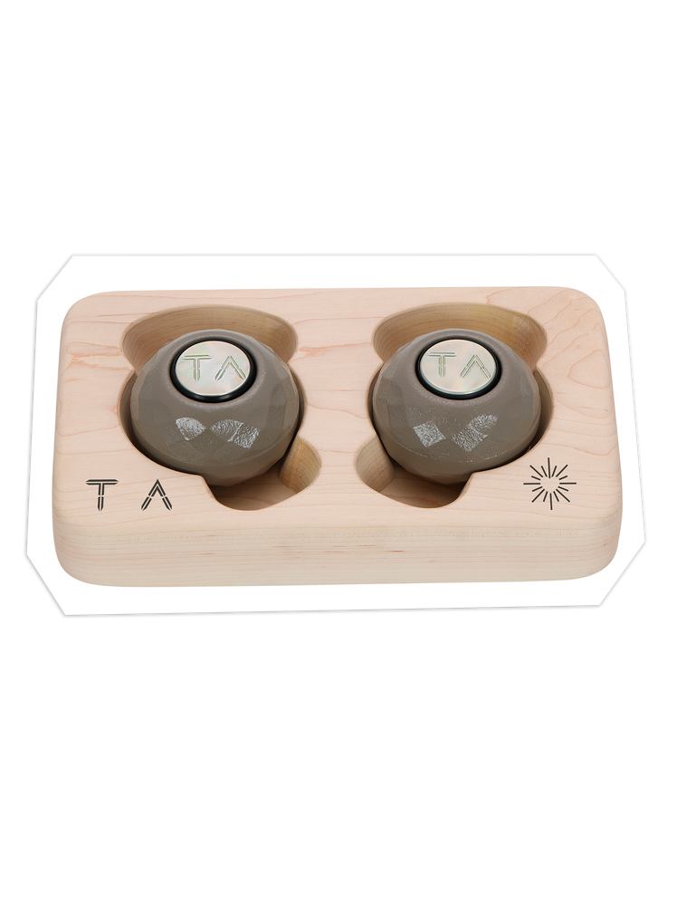 התמונה עשויה להכיל: קלטת, שעון מעורר ושעון