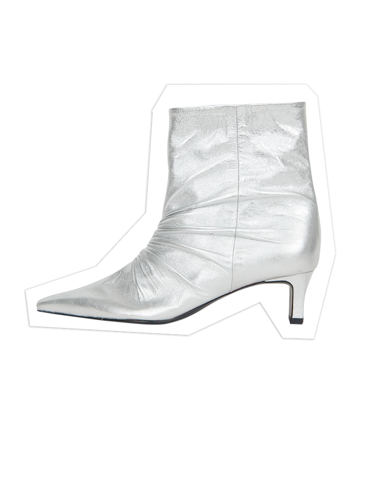 התמונה עשויה להכיל: ביגוד, הנעלה, נעל, עקב גבוה ונעלי ספורט