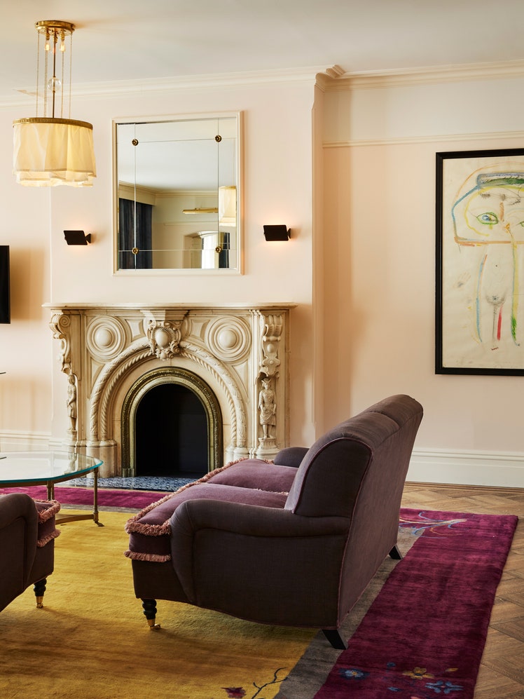 התמונה עשויה להכיל: מנורה, עיצוב הבית, שטיח, ריהוט, אומנות, ציור, ספה, אח, פנים, אדם ועיצוב פנים