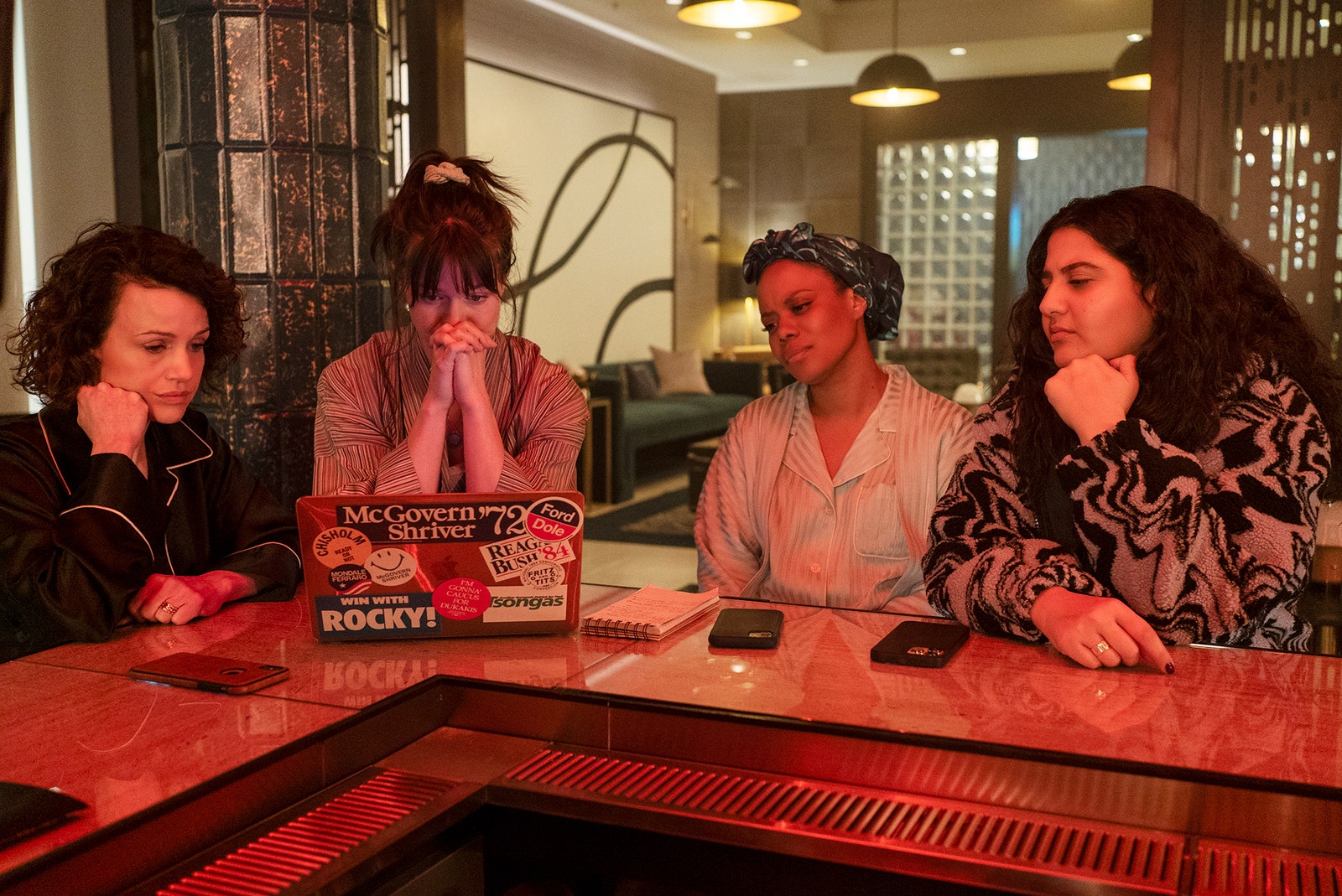 התמונה עשויה להכיל את קרלה גוגינו מנורה ספר פרסום אדם מבוגר לילד אלקטרוניקה טלפון נייד וטלפון