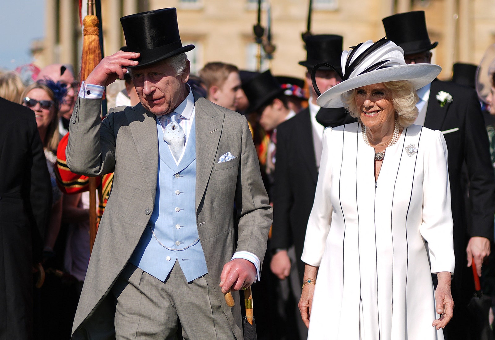 התמונה עשויה להכיל את צ'ארלס הנסיך מוויילס ביגוד לבוש רשמי חליפת כובע אביזרים למבוגרים עניבה ומשקפיים