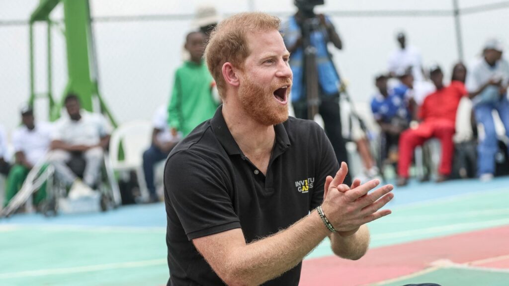 הנסיך הארי משחק משחק כדורעף נגד חיילים ניגרים פצועים