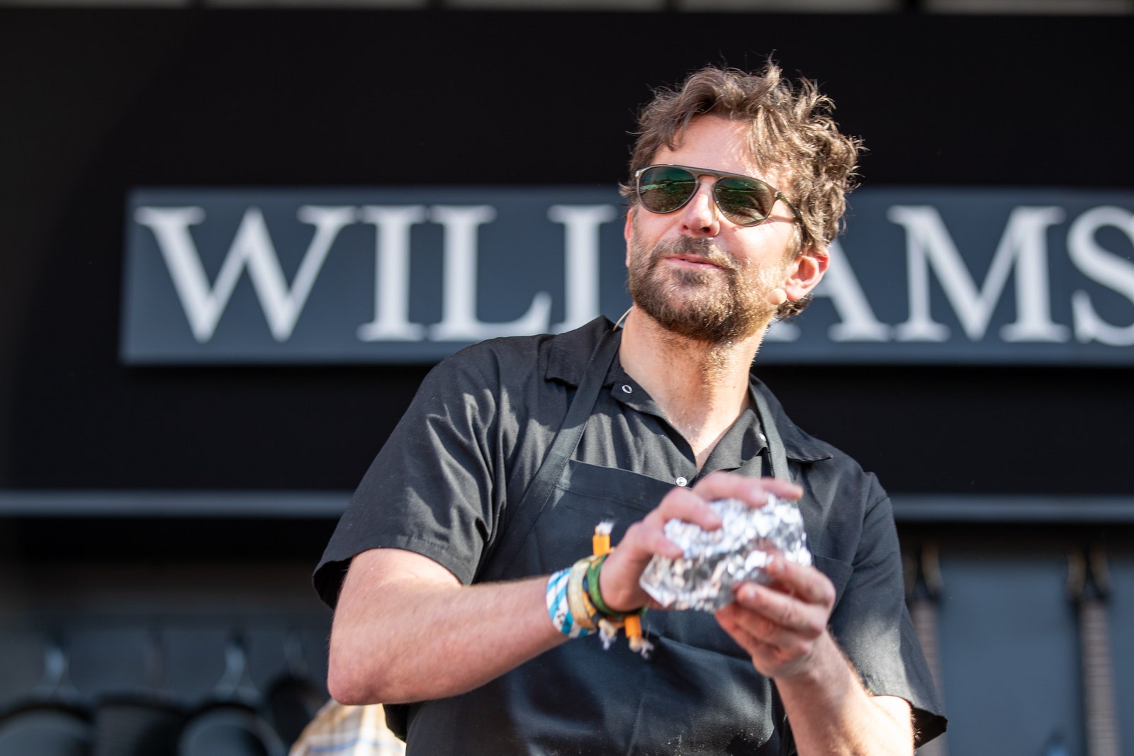התמונה עשויה להכיל את Bradley Cooper צילום אדם מבוגר אביזרים משקפיים פנים ראש דיוקן ומבצע