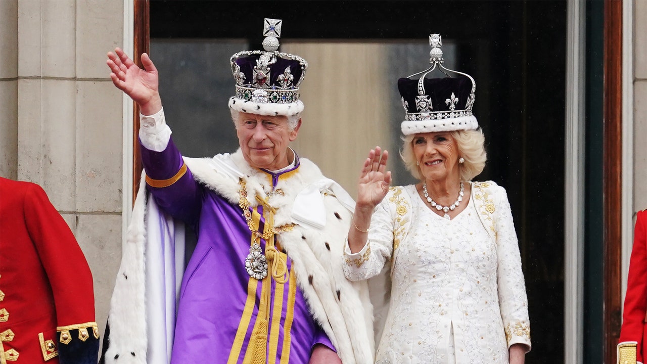 המלך צ'ארלס מסתכל אחורה שנה לאחר ההכתרה עם מונטאז' וידאו