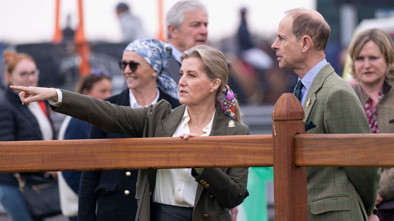 סופי, הדוכסית מאדינבורו והנסיך אדוארד בודקים את הבר בתערוכת הסוסים המלכותית של וינדזור