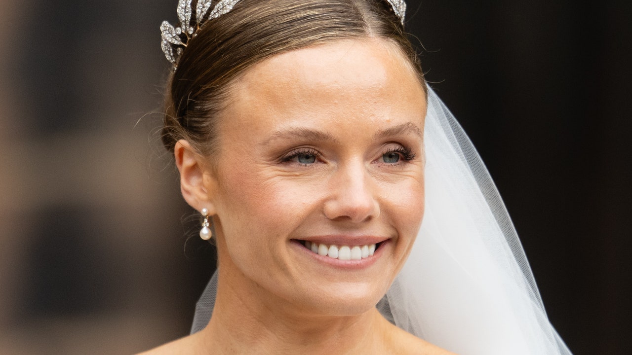 אוליביה הנסון מתחתנת עם יו גרוסוונור בשמלת כלה בהתאמה אישית עם הנהנים להיסטוריה של שתי המשפחות