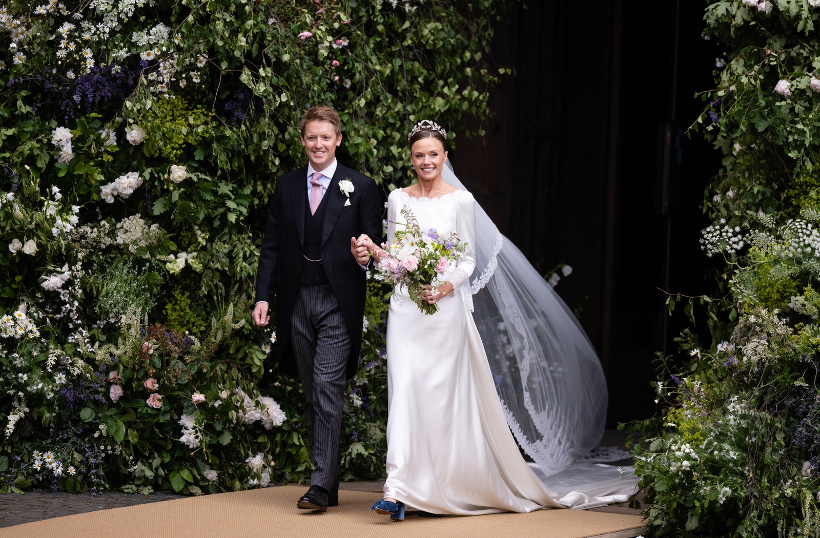 התמונה עשויה להכיל אדם מבוגר בגדי חתונה הנעלה אביזרי נעלי עקב גבוהות עניבה ובלייזר ללבוש רשמי