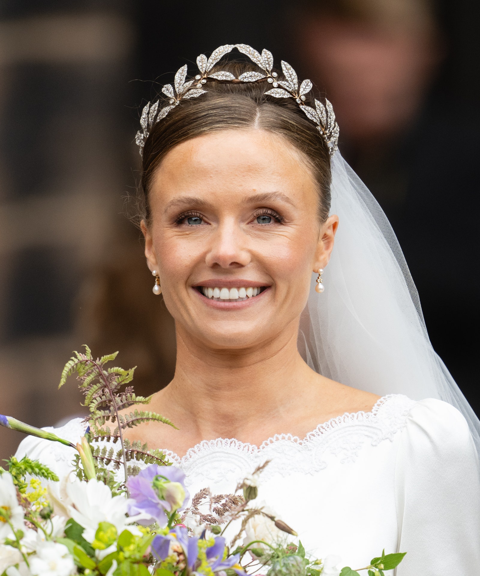 התמונה עשויה להכיל פרחים סידור פרחים זר פרחים בגדי צמח שמלת פנים ראש אדם וצילום