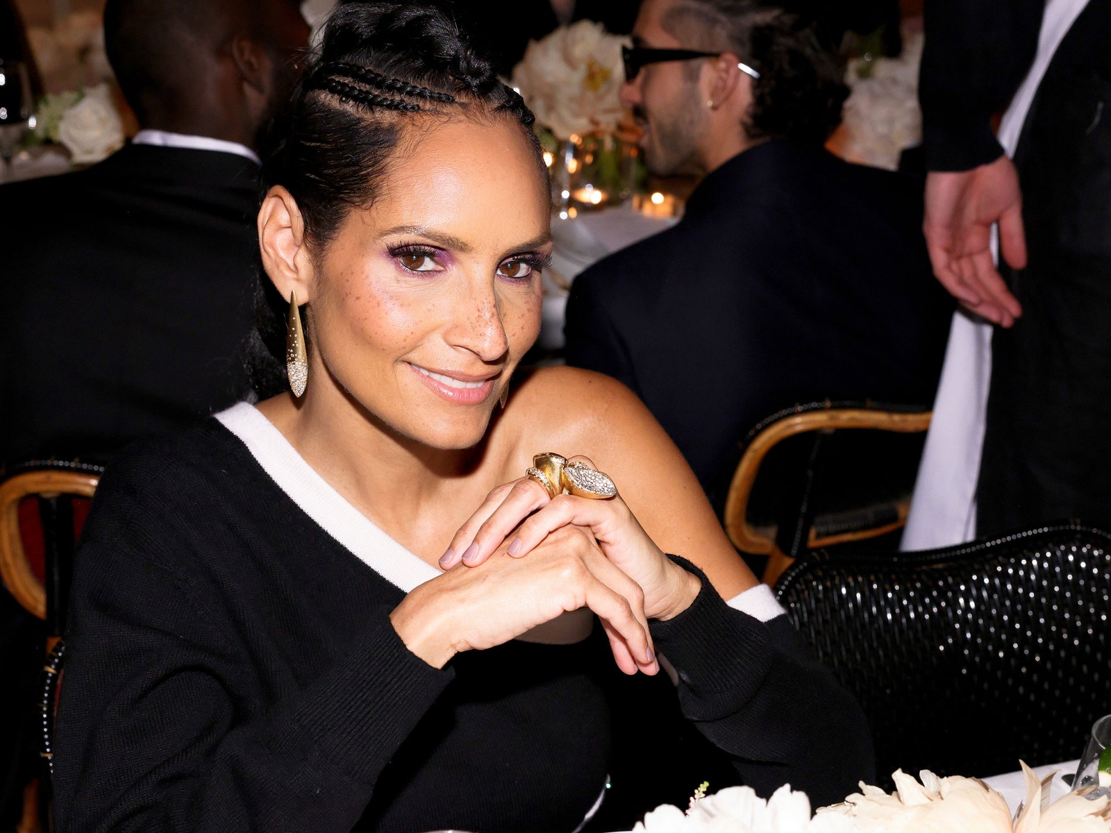 התמונה עשויה להכיל פנים ראש אישיות צילום דיוקן כיסא ריהוט למבוגרים אביזרים ומשקפיים לחתונה