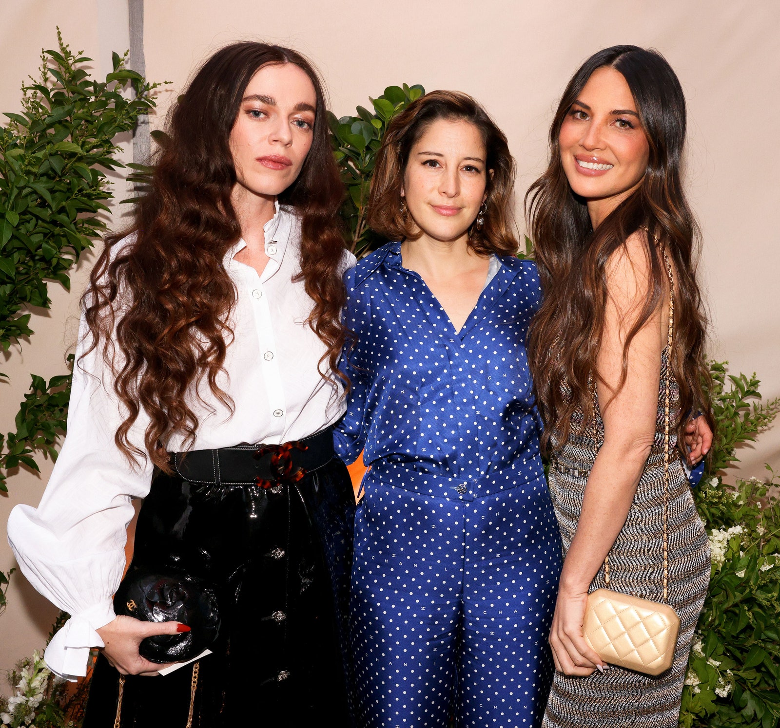 התמונה עשויה להכיל את היילי גייטס אוליביה מון רייצ'ל אנטנוף שיער חום אדם אביזרים למבוגרים תיק ותיק