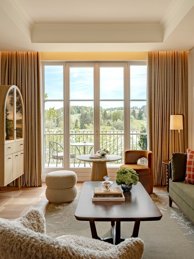 התמונה עשויה להכיל: מנורה, שולחן קפה, ריהוט, שולחן, ספה, אדריכלות, בניין, פנים, סלון וחדר