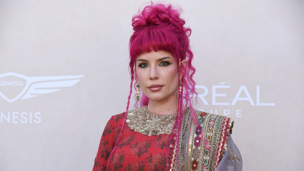 Halsey חולק מחלה מסתורית ואלבום חדש: "אני בר מזל שאני בחיים"
